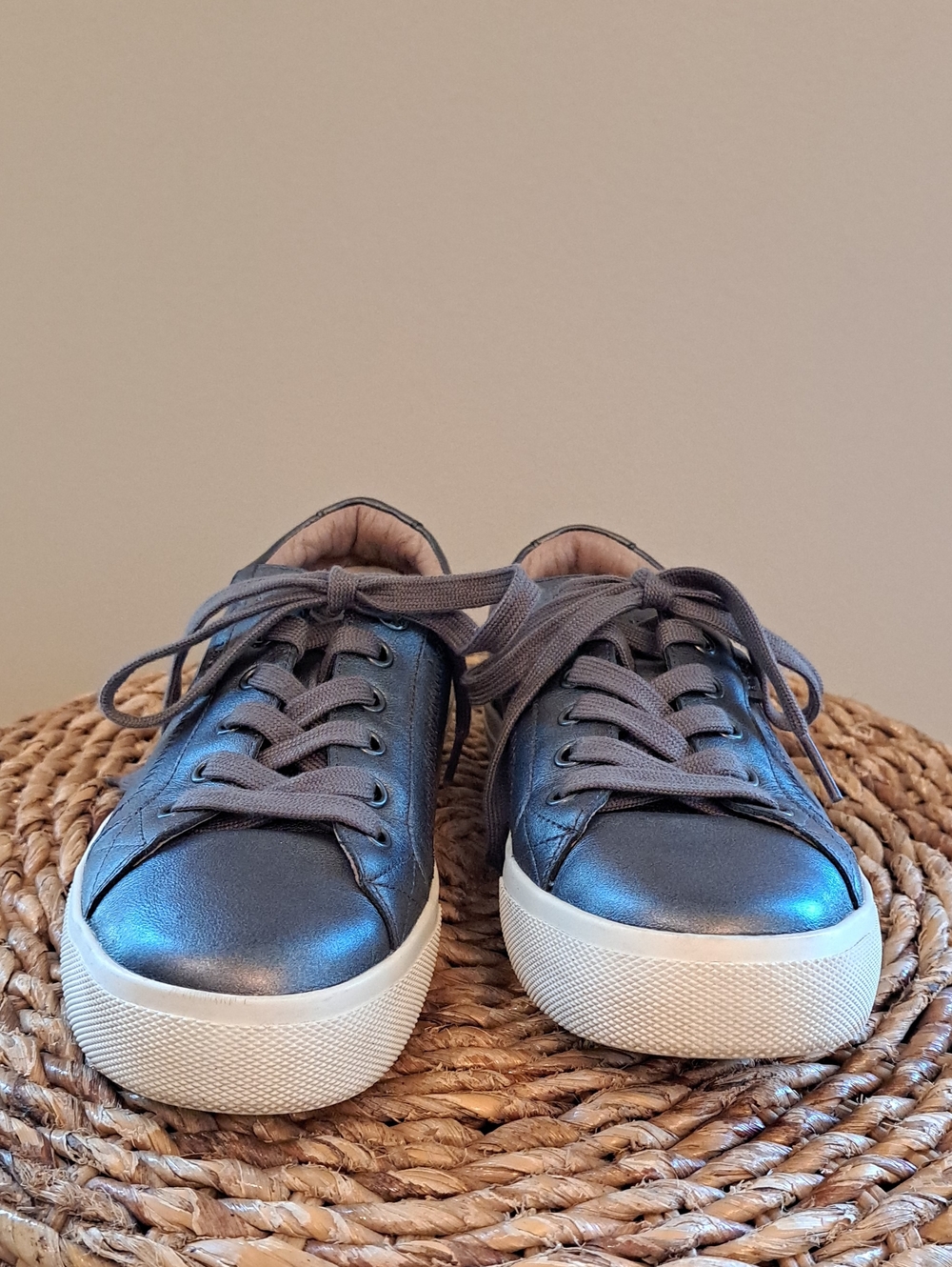 Taos Womens Plim Soul Lux  Metallic Pewter Grey Leather Athleisure Sneakers 7.5 - Picture 3 of 9